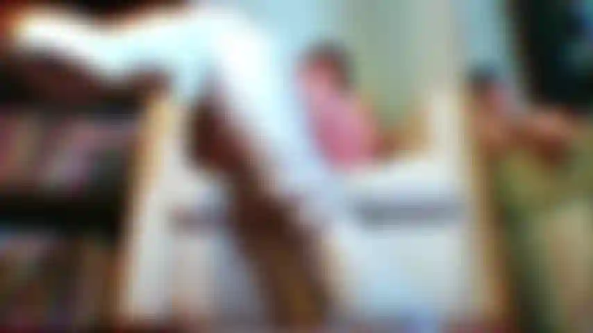 Rampe devant mes bottes, salope.