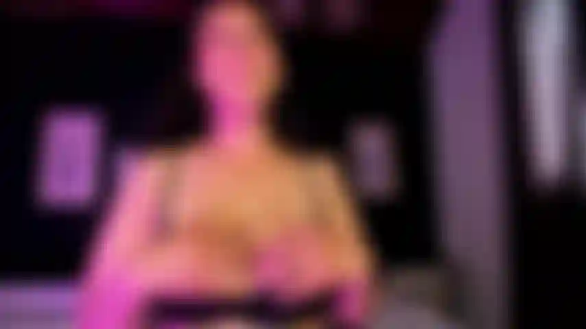 Fais rebondir ces seins.