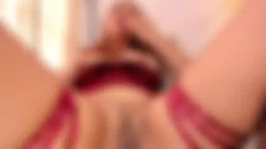 Goûte ma chatte humide.