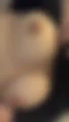 Le temps passé à la maison goûte les seins frottent la chatte rose.