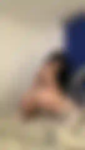 Les doigts du chien jouent.