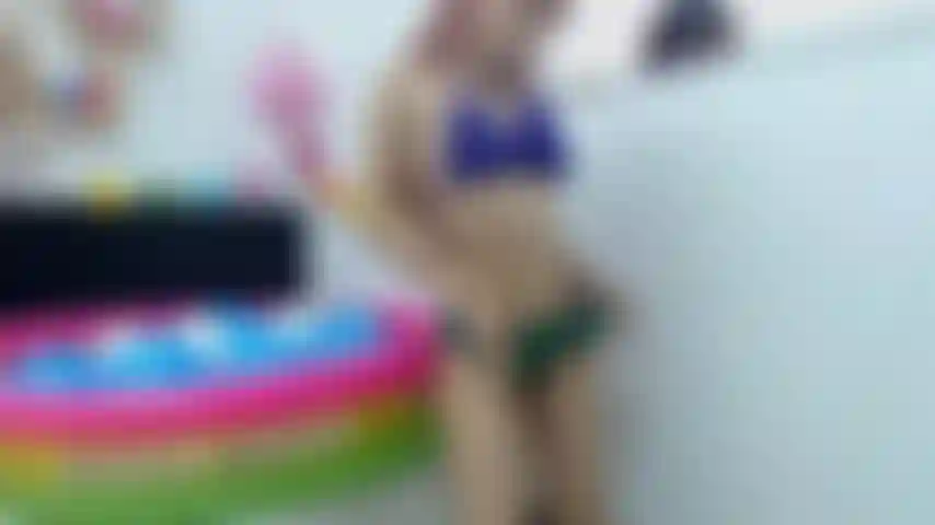 Je fais une danse érotique pour toi, pour me masturber plus tard avec mon jouet préféré, n'arrête pas de me regarder.