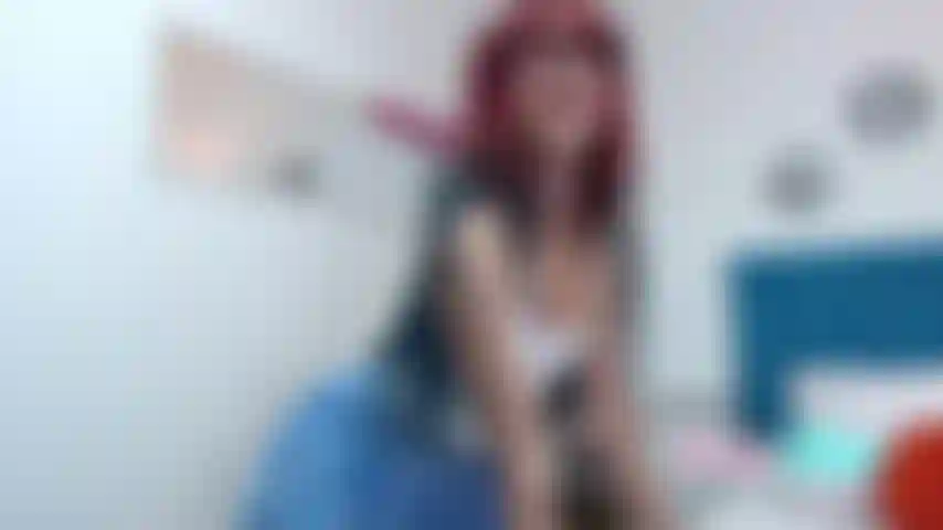 Observe mon corps pendant que je me déshabille, regarde mon cul fantastique et m'excite.