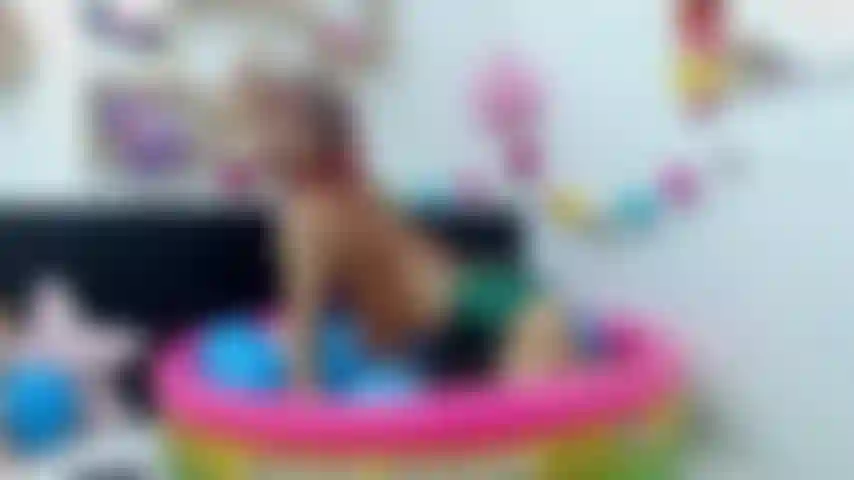 Je m'amuse bien dans ma piscine, regarde comme je m'amuse à jouer. ( Pas de nu).