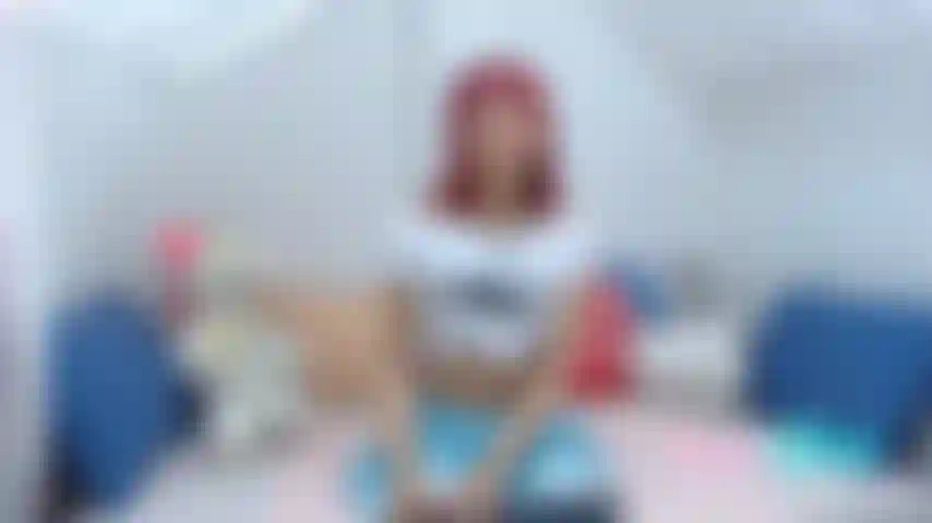 Léchant intensément mon jouet préféré puis ayant une anale profonde avec lui.