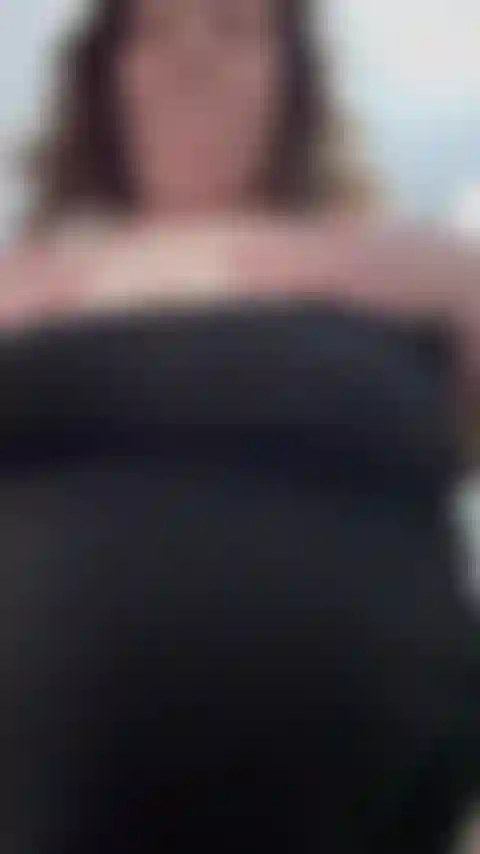 Titty rebondit et se trémousse.