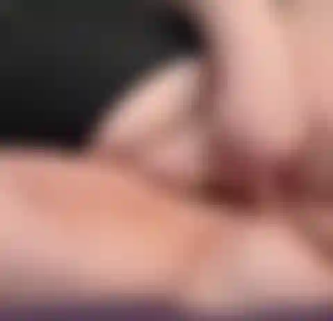 Je joue à la chatte mouillée.