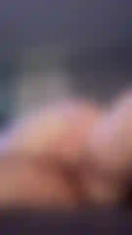 J'utilise mon hitachi sur mon clitoris pendant que j'ai un plug anal et un gode dans ma chatte. Je jouis tellement bien à la fin.