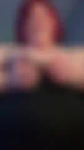 Débardeur de massage des seins, cheveux roux.