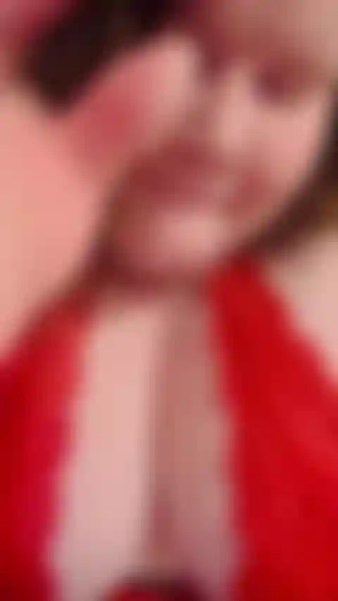 Pieds, seins et chatte.