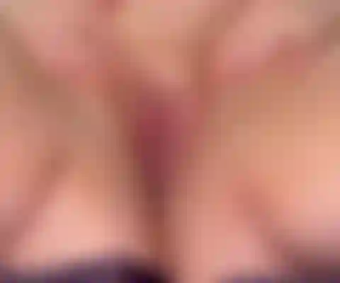 Je joue de près avec ma chatte humide.