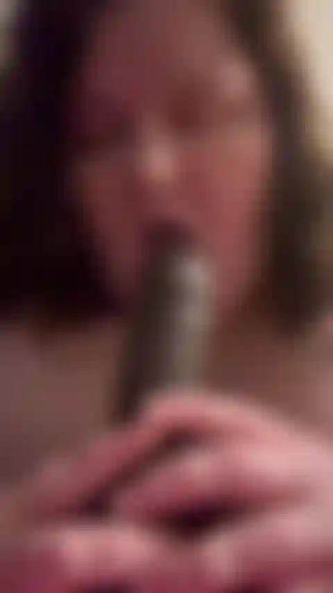 Putain de chatte avec un gode.