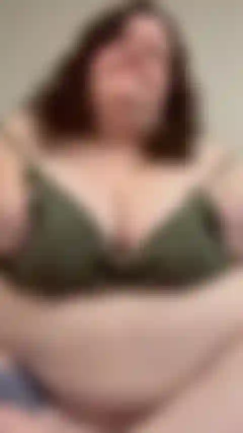 Titty joue de près avec sa chatte.