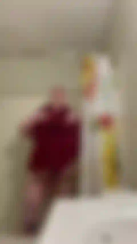 Serviette séchant après la douche, aucun bruit.