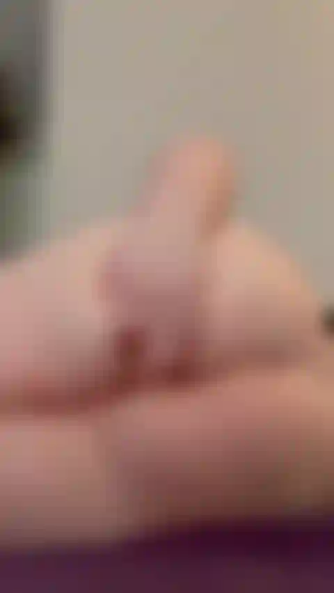 Le trou du cul de près, allongé sur le côté.