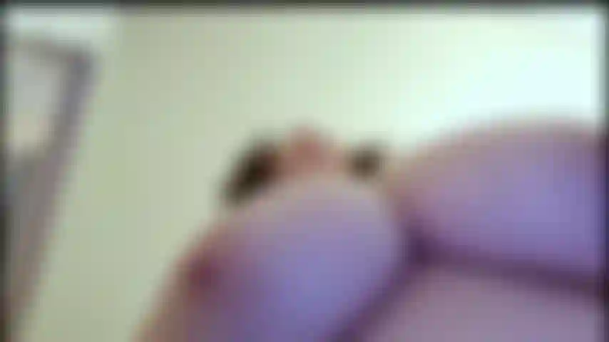 Aux seins rebondissants.