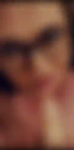 Pipe avec gode, suce les couilles et branlette espagnole.