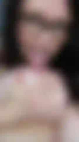 Gros plan sur le léchage des mamelons.