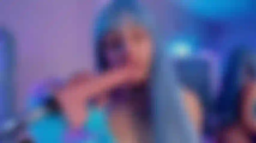 Une fille sexy aux cheveux bleus lèche ta bite.