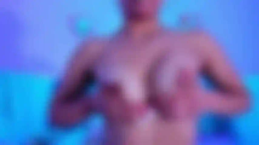 De la salive sur les seins.