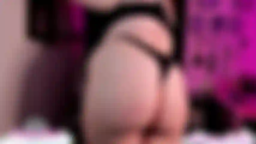 Méchante maman encourage le culte du cul.