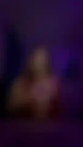 Un corps courbé taquine de ta salope préférée.