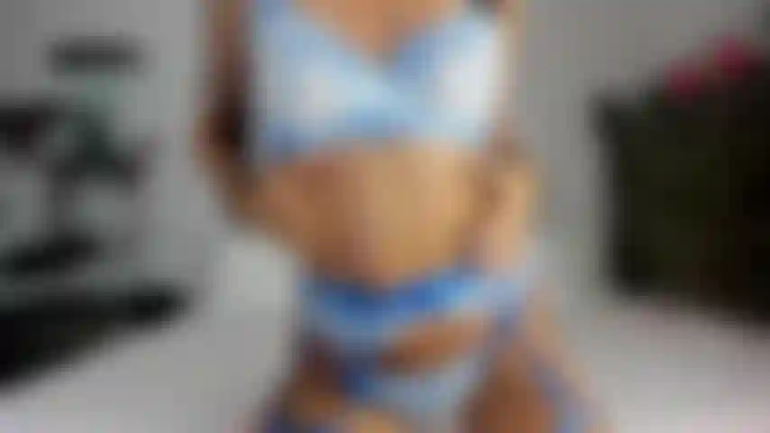 Déshabille-moi ! Enlève-moi cette jolie robe bleue.