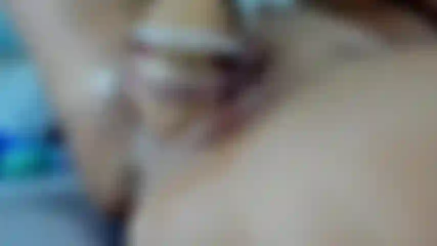 Regarde ma main disparaître si profondément en moi.