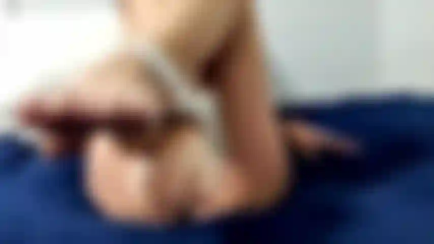 Une milf enceinte qui touche sa chatte poilue pour vous.