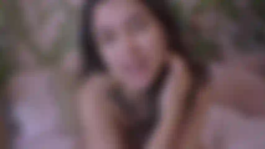 Je saute sur un oreiller alors que je suis très enceinte.