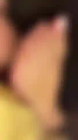 Qui s'étire les orteils.