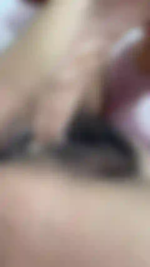 Baise avec un gode humide et crémeux.