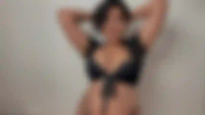 Application de rouge à lèvres.