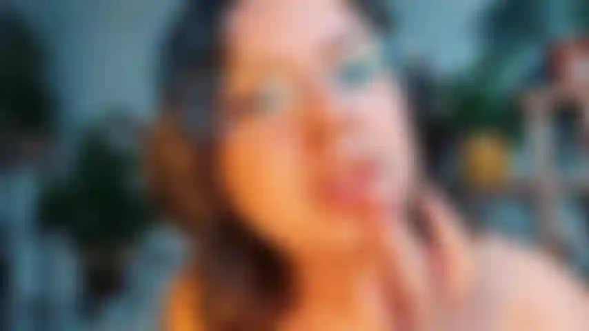 Je mets du brillant à lèvres en gros plan.