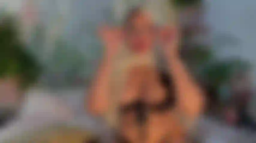 Une musulmane hijabi jouit avec du sperme sur le visage et les seins.