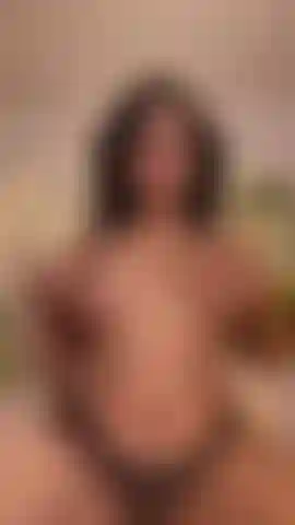 Seins et chatte flash.