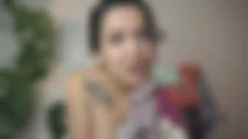 J'essaye des culottes et j'adore les fesses bombées.