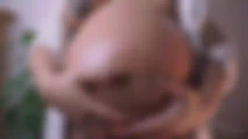 Une chatte très enceinte baise avec un gode de 8 pouces et un vibrateur.