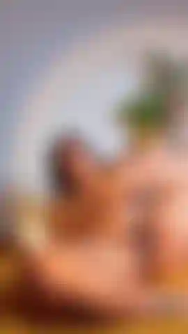 Fétichiste des pieds qui suce les orteils.