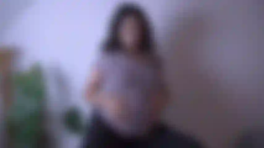 Strip-tease enceinte rebondissant sur un ballon de yoga.