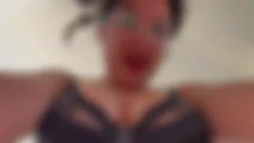 Face pov assise avec une chatte poilue et serrée.