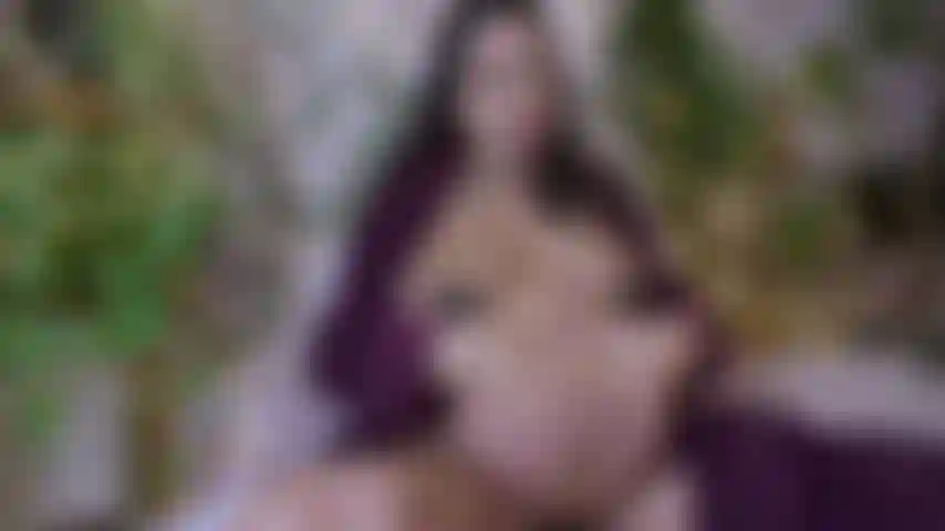 Très enceinte et qui fait des rots.