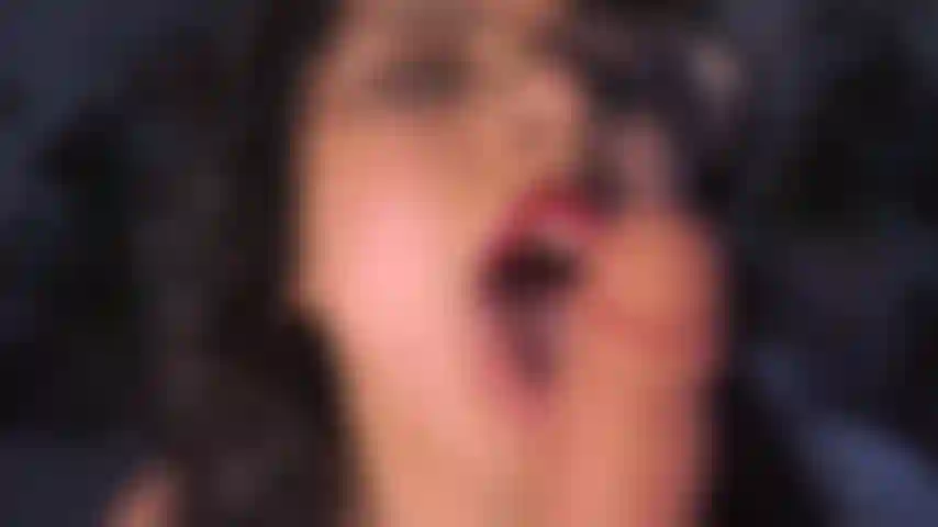 Achète si tu veux me voir sucer ta bite.