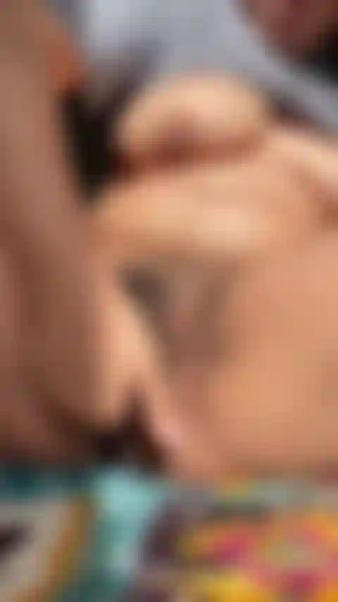 Baise avec un doigt de chatte curvy.