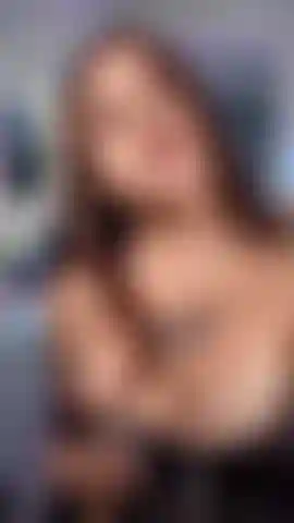 Une latina sexy touchant son corps.