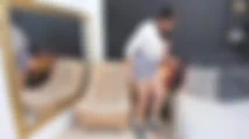 Une écolière humilie le pénis blanc et masturbe le pénis noir.