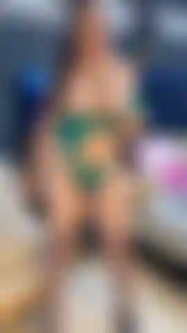 Me touchant, pendant que je pense à toi.