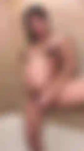Jeu sous la douche enceinte - mon gros ventre de grossesse est dans mon chemin mais ça ne m'empêche jamais de jouer avec ma chatte avide. Aussi grosse soit-elle, j'accepte quand même chaque centimètre, même sous la douche !