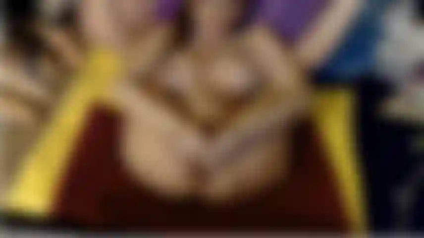 De la crème jaillissant de ma chatte.. Des pinces à tétons creusant ce trou xxx.