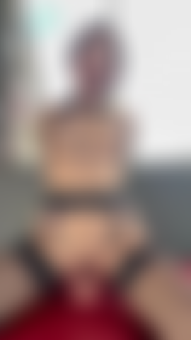 Un bâillon dans ma bouche pour qu'on ne l'entende pas comme une bonne quantité de bite.